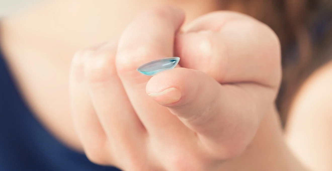 est-ce-que-je-peux-porter-des-lentilles-de-contact-si-j-ai-les-yeux-sensibles-ou-secs