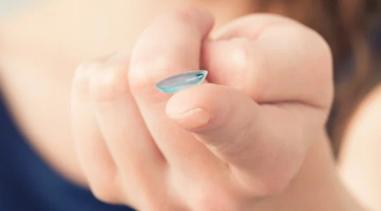 est-ce-que-je-peux-porter-des-lentilles-de-contact-si-j-ai-les-yeux-sensibles-ou-secs